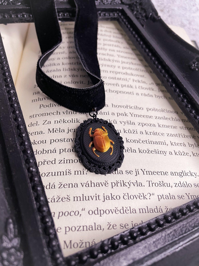 Náhrdelník choker kamej brouk bronzový