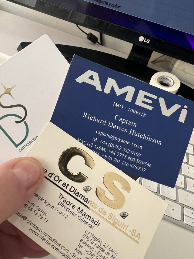 Tarjetas de visita estampadas en oro, plata u otro color. E impresas a una tinta dos caras. 500 unidades.