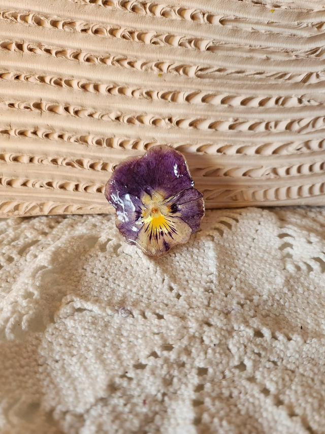 Broche pensée  résine 