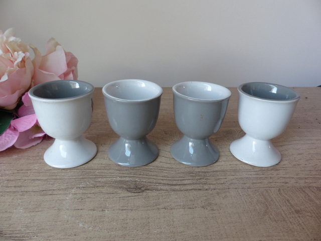 Ensemble de quatre coquetiers en céramique motif poules, cadeau petit déjeuner gourmand, décoration poules table cuisine de campagne ferme