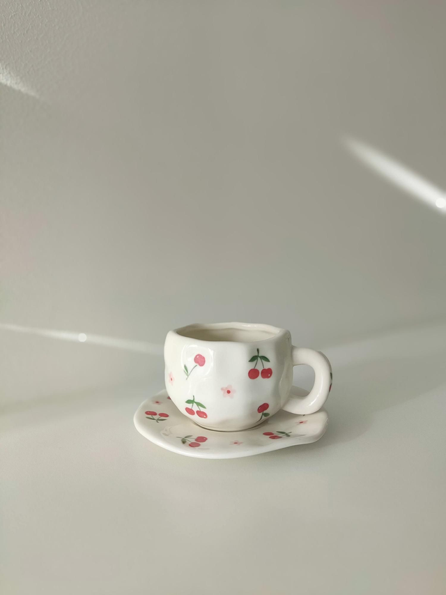 Tasse et soucoupe en céramique cerises