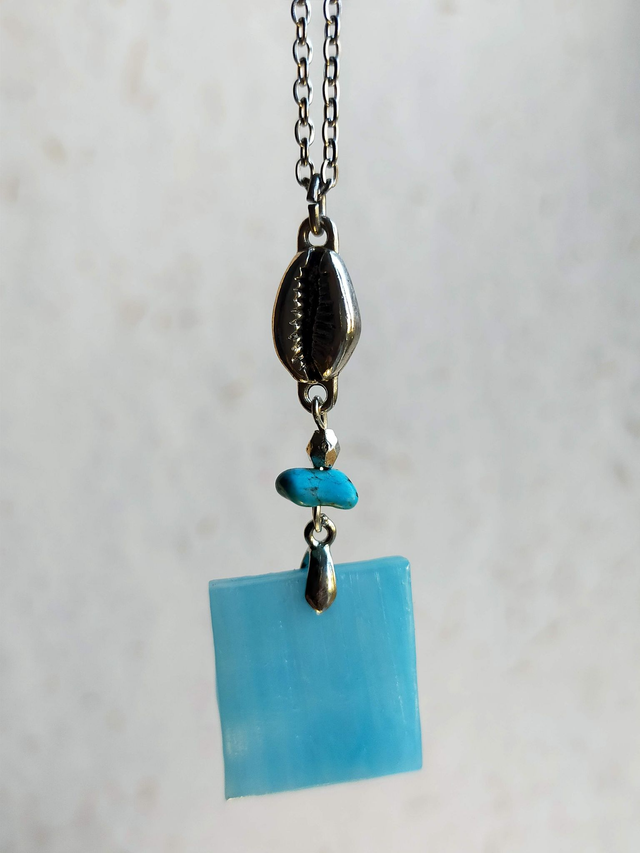 Pendentif en verre bleu azurin iridescent et chaîne couleur argent. Numéro 1