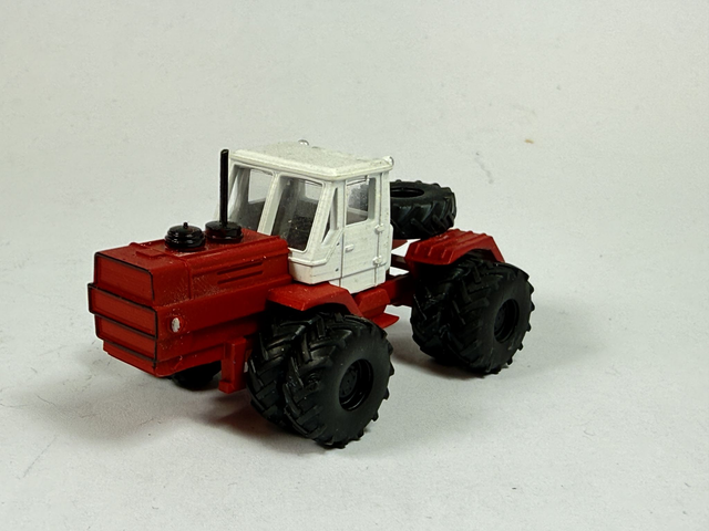 T-150K Tranktor H0 1:87