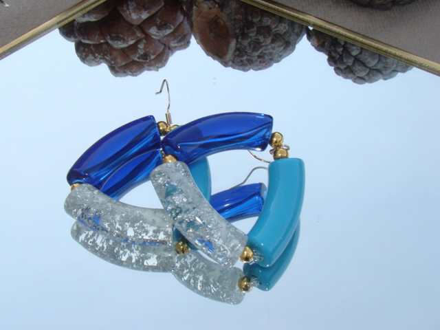 Boucles d&#039;oreilles perles tubes incurvées Chaandee bleu et argent