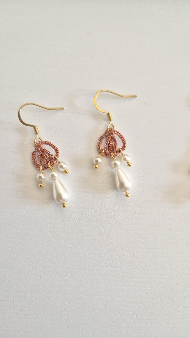 Boucles d'oreille en dentelle Bénédicte, perles nacrées