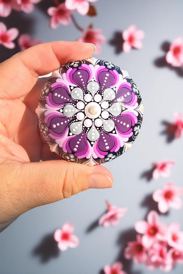 Pierre de méditation mandala violet &amp; gris – Peinte à la main
