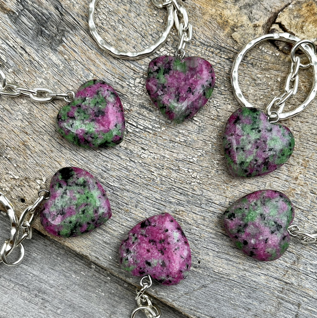 Rubiini-zoisiitti avaimenperä 