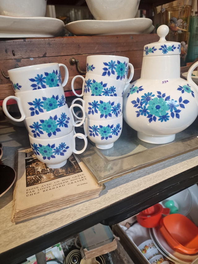 Cafetière vintage et ses 8 tases