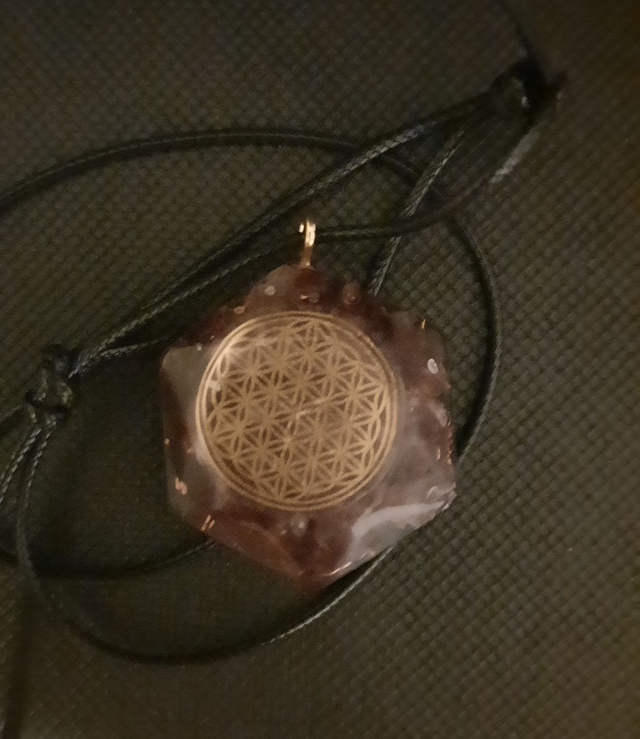 Pendentif Médaillon Grenat / Sélénite