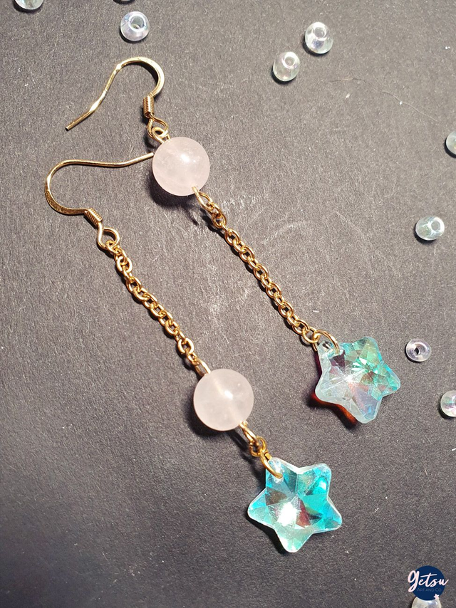 Boucles d&#039;oreilles longues, asymétriques, étoiles en verre et quartz rose et or