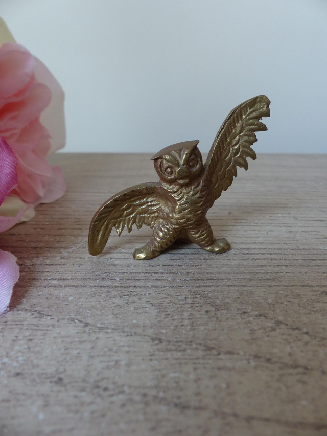 Figurine Miniature Hibou en Laiton Vintage – Statuette Hibou Ailes Déployées – Oiseau en Colère Décoratif – Collection Animaux en Laiton