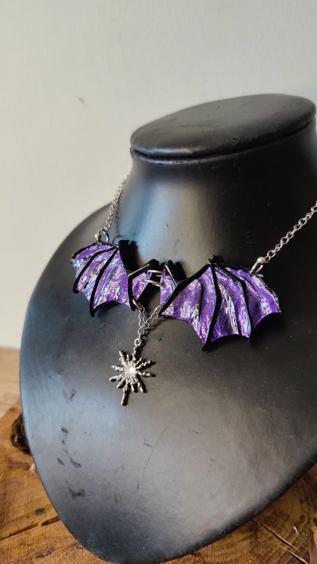 Collier chauve souris aux ailes déployées modèle violet Mystique 