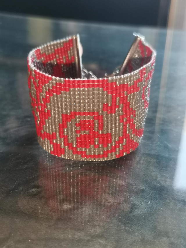Manchette en perle rouge et argent 