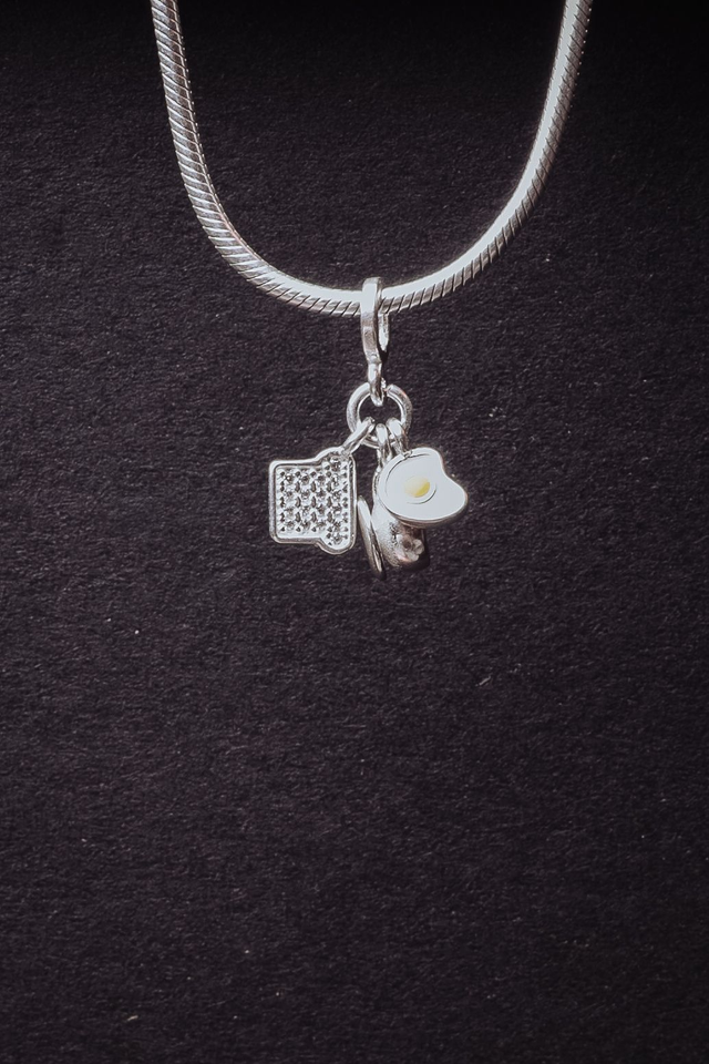 Berloque prata patua café ovo e pão de forma