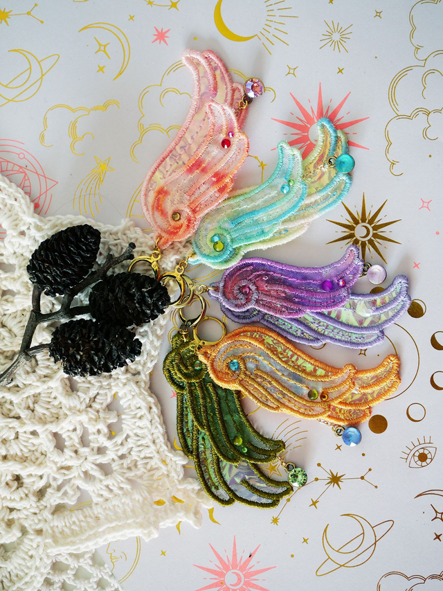 Pampulilu (Boucles d&#039;oreille en dentelle brodée machine)