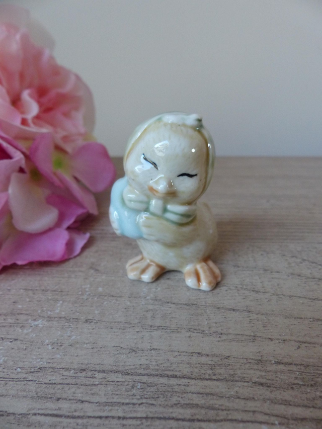 Miniature ancienne en porcelaine – Maman poule et son œuf – Décoration vintage tendre et unique – Cadeau ou collection animaux