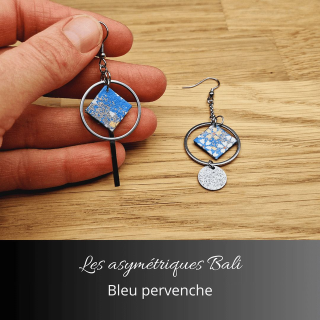 Boucles d'oreilles asymétriques Bali - Bleu pervenche