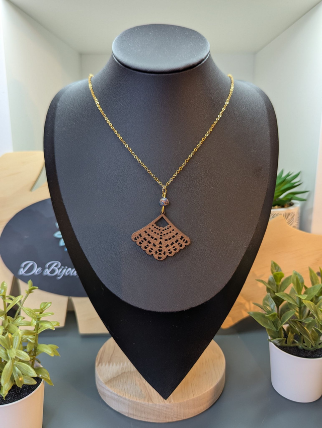  Collier court avec chaine de couleur or, pendentif en bois et perle naturelle.