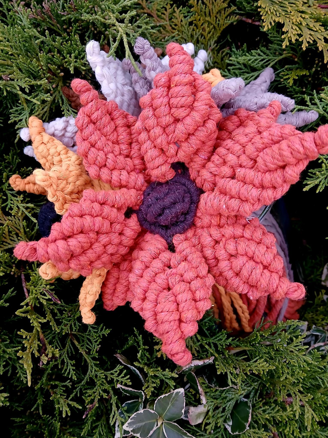 Bouquet de fleurs en macramé -décoration artisanale bohème