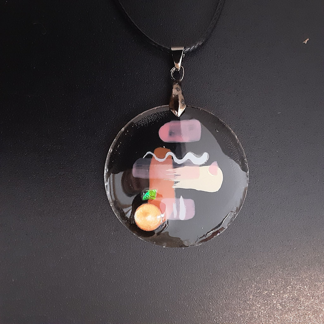 Pendentif rond collection Peinture-fond noir et décor dominante rose-cabochon rose doré