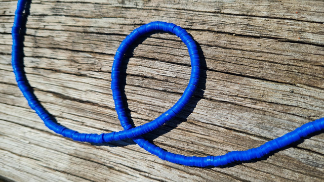 Perles heishi en perles polymère (Fimo) 4mm bleu roi