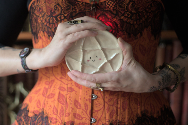 Palette en céramique, petit pentacle souriant