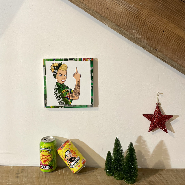 Tableau recyclé pin up 20×20 cm – Pièce unique en canettes recyclées