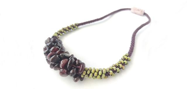 Collar verde granates