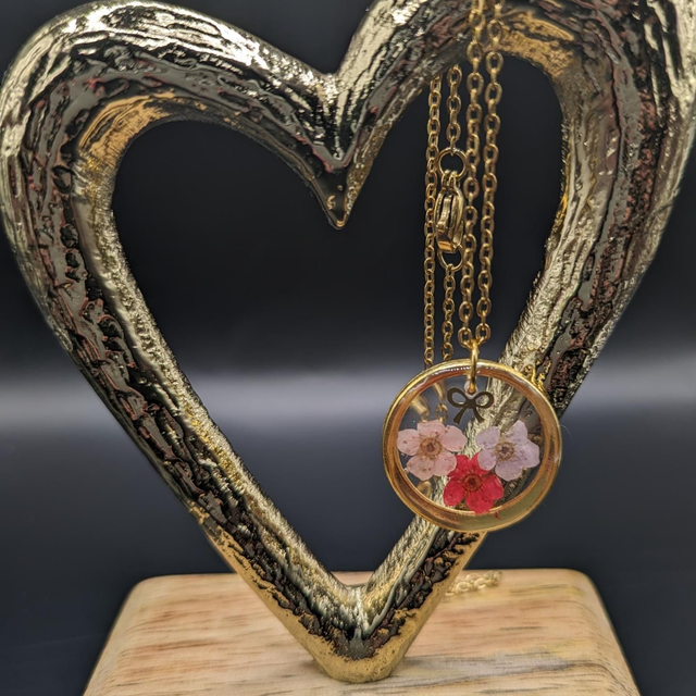 Pendentif résine et petites fleurs 💮🌸🌼