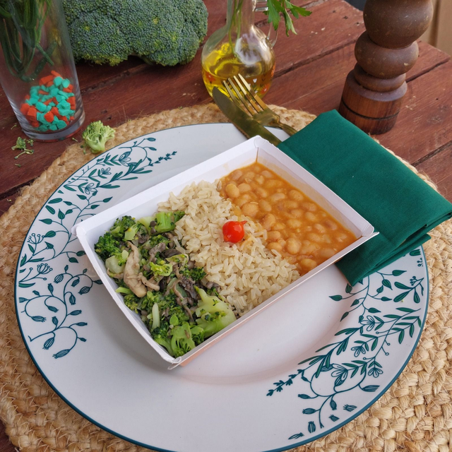 Brócolis com shimeji + Arroz branco + Feijão
