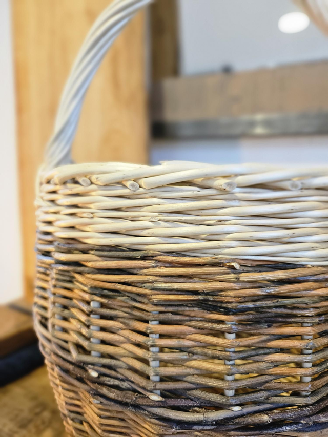 Panier rond en osier blanc et brut