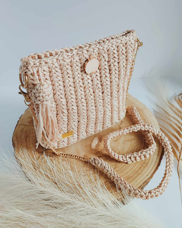 Mini Eva – Sac en crochet nude fait main avec base en cuir et fermeture dorée