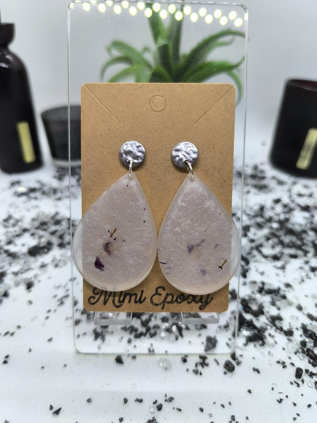 Boucles d'oreilles grande goutte blanc nacré et pétales de rose 