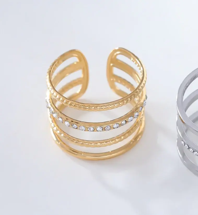 Bague dorée quadruple lignes avec strass