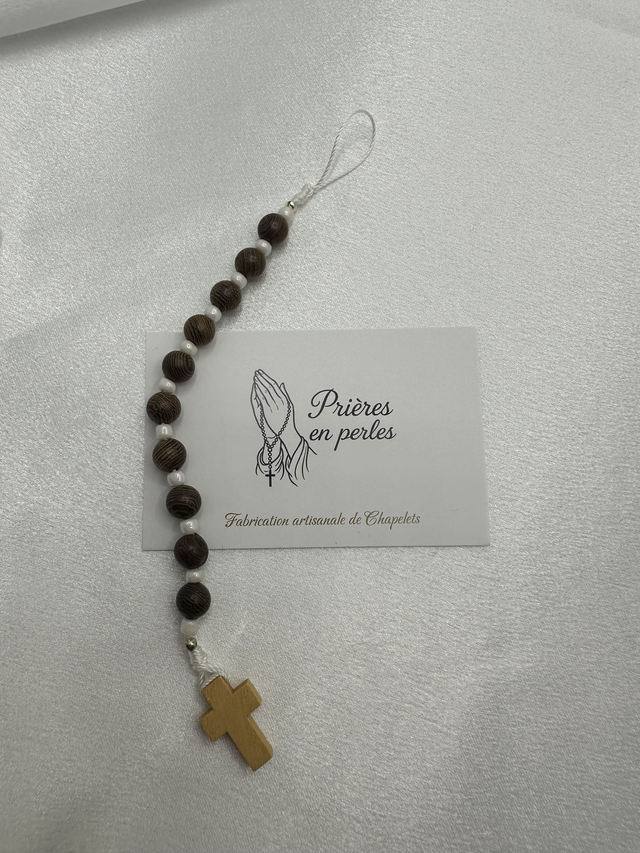 Accessoire de téléphone en teck – Perles naturelles & croix en bois clair