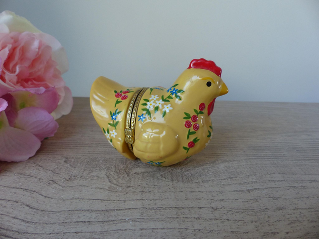 Boite poule en céramique et métal, figurine maman poule avec ses oeufs, cadeau décoration anniversaire, fête, collection boites poulette