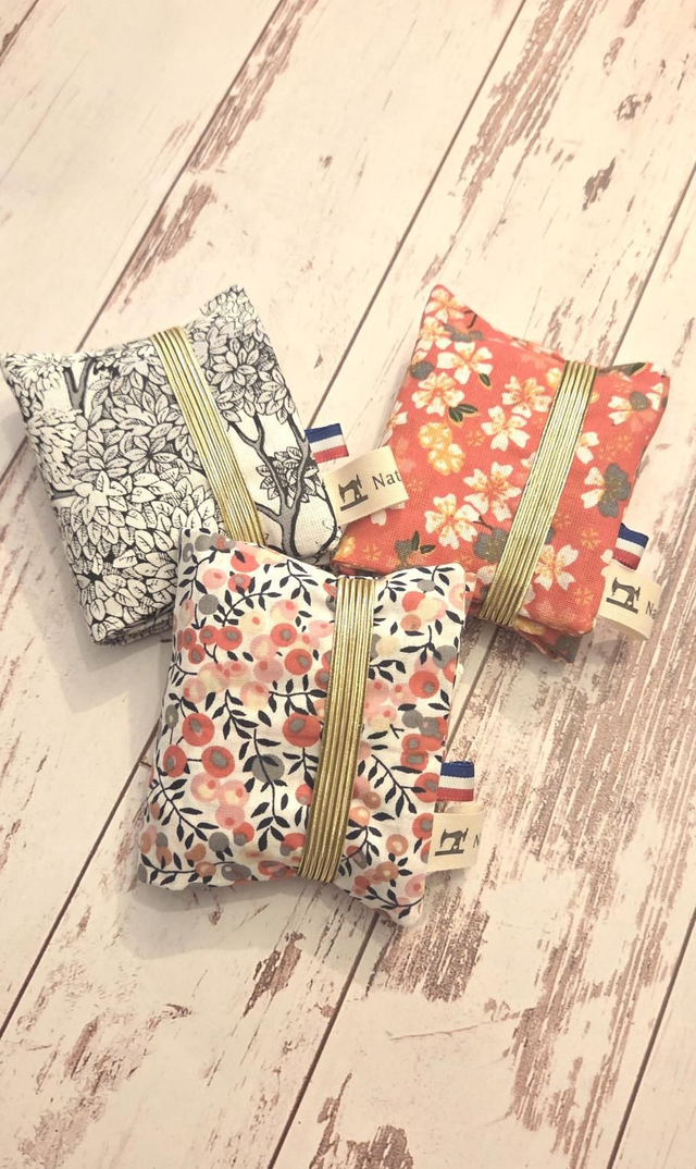 Pochette, étui à mouchoirs avec 3 mouchoirs