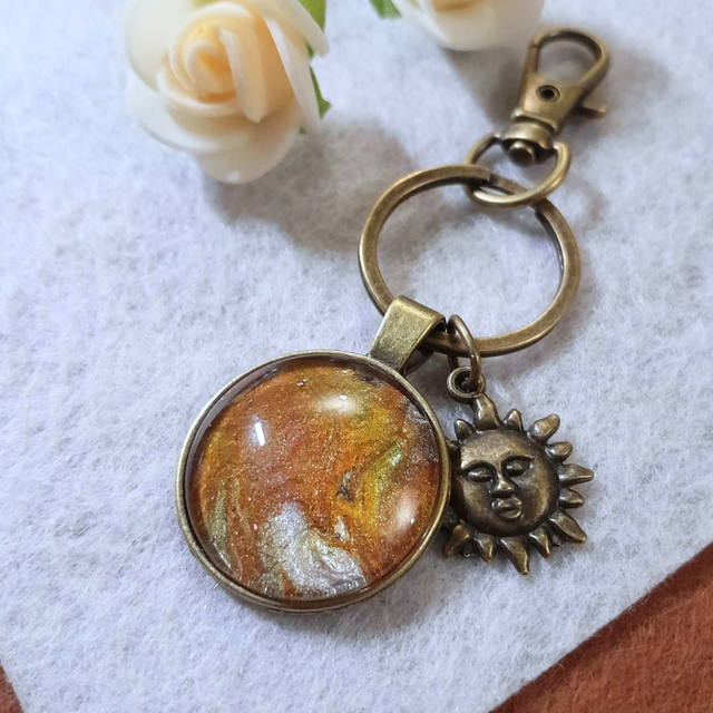 TRESOR DU DESERT - Bijou de sac - Breloque soleil