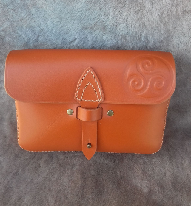 Pochette  de ceinture en cuir horizontale motif triskel