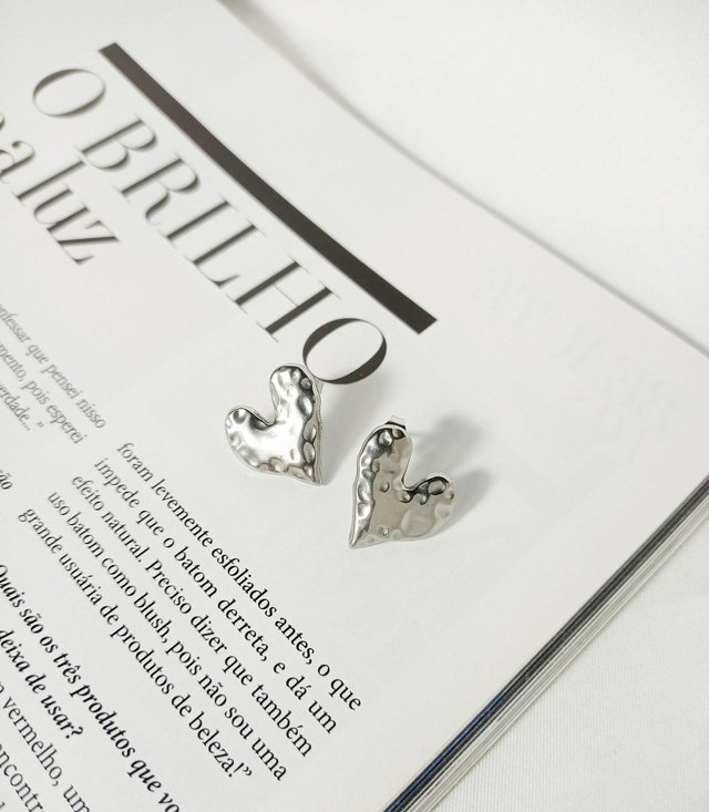 Brinco coração martelado em aço inoxidável 