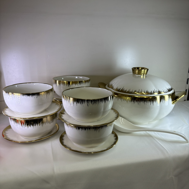 Service à soupière en fine porcelaine bordure doré