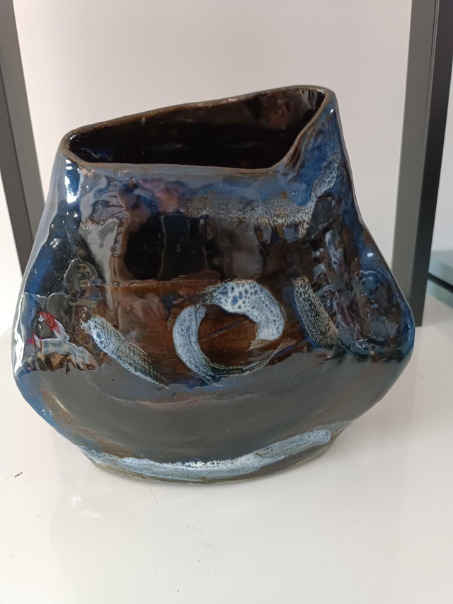 Vase asymétrique brun bleu blanc 