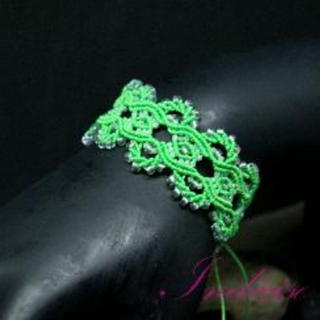 Bracelet ajustable macramé vert prairie et perles