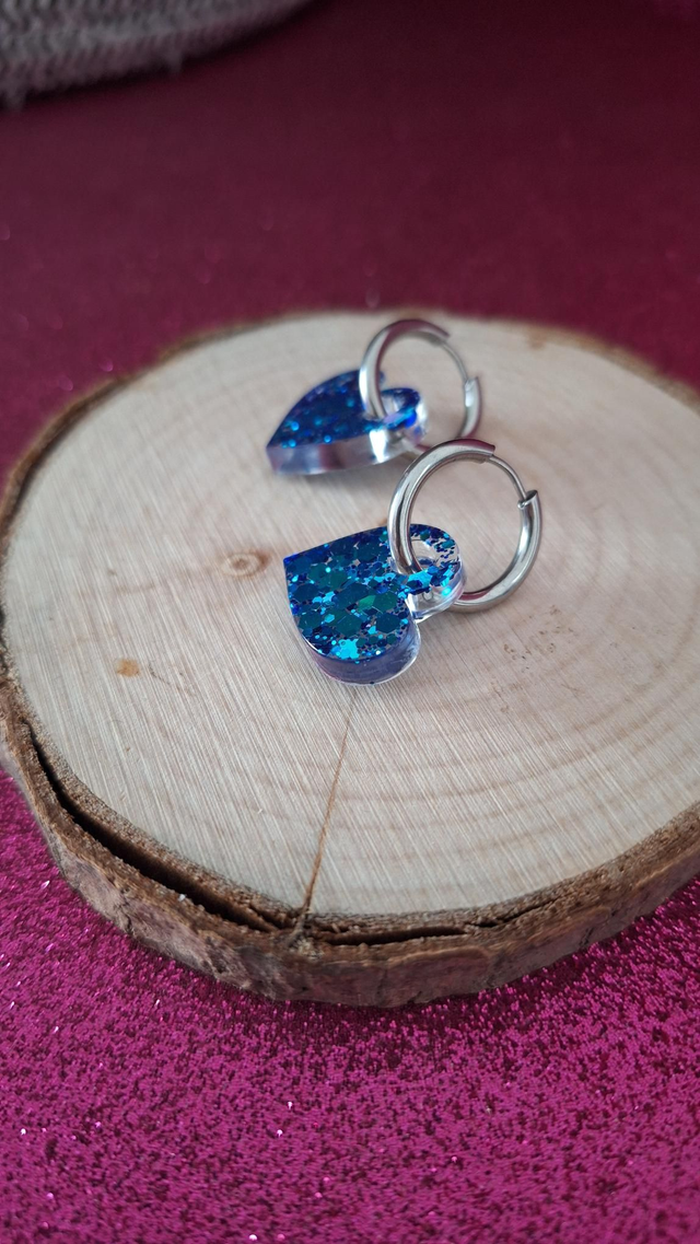 Créoles argentées cœurs paillettes bleues 