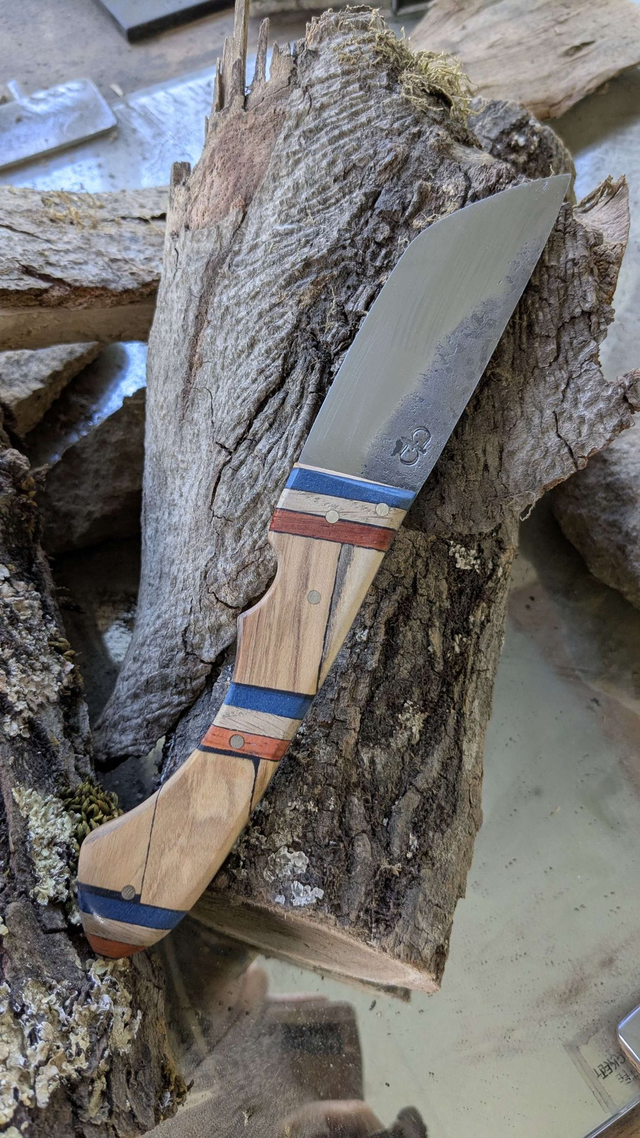 Couteau fixe porte drapeau