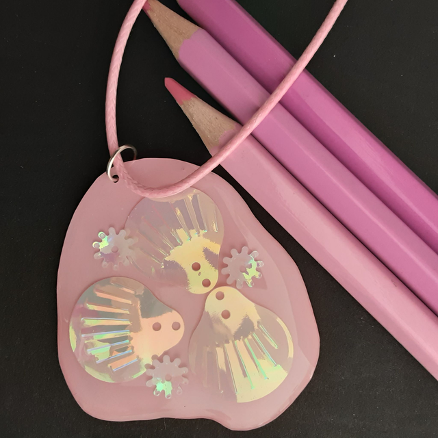 médaillon rose layette et coquillages irisés