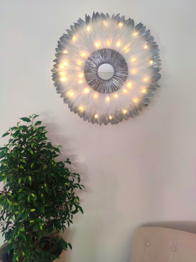 Jujuhat lumineux plumes blanches argent et raphia argent + LEDs