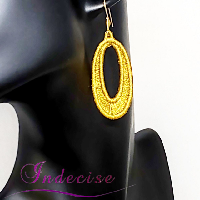 Boucles d'oreilles couleur or, broderie en machine - Créations issues de l'artisanat français par Indecise