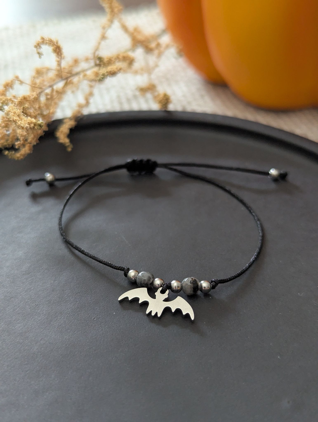 Makramee Armband mit Edelstahl Fledermaus | Edelsteinperlen Labradorit, Amethyst | Handmade Schmuck Damen | Verstellbar
