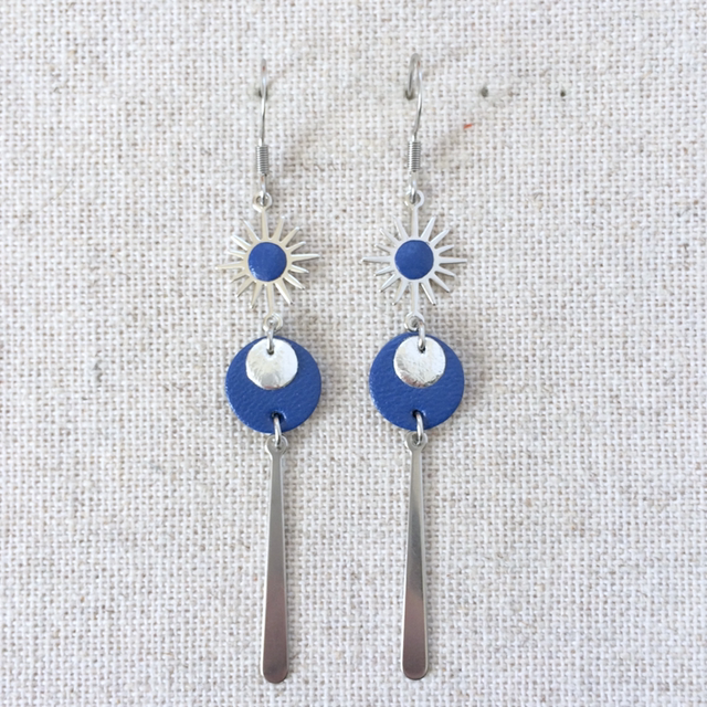 Boucles d’oreilles « Giocoso lungo » argentées, cuir bleu outremer